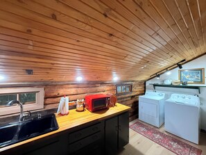 Private kitchen - Cozy 2-bedroom log cabin in tranquil Holly Lake Ranch (Holly Lake Ranch)