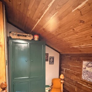 Room - Cozy 2-bedroom log cabin in tranquil Holly Lake Ranch (Holly Lake Ranch)