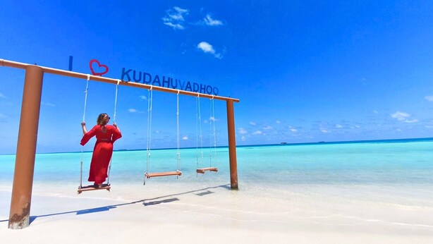 A beach with a swing set and a sign that reads 'I ♥ KUDAHUADHOO'. - Oceana surf Maldives - Kudahuvadhoo (Kudahuvadhoo,)
