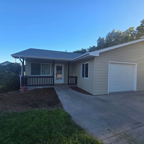 Serene 2-bedroom house with AC and garage in charming Potter.