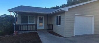 Serene 2-bedroom house with AC and garage in charming Potter.