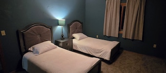 Serene 2-bedroom house with AC and garage in charming Potter.