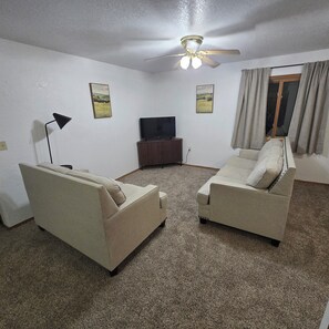 Living area - Serene 2-bedroom house with AC and garage in charming Potter. (Potter)