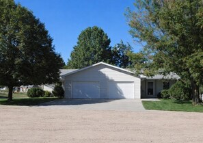 Exterior - Serene 2-bedroom house with AC and garage in charming Potter. (Potter)