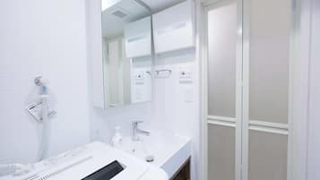 Combined shower/tub, free toiletries, hair dryer, slippers