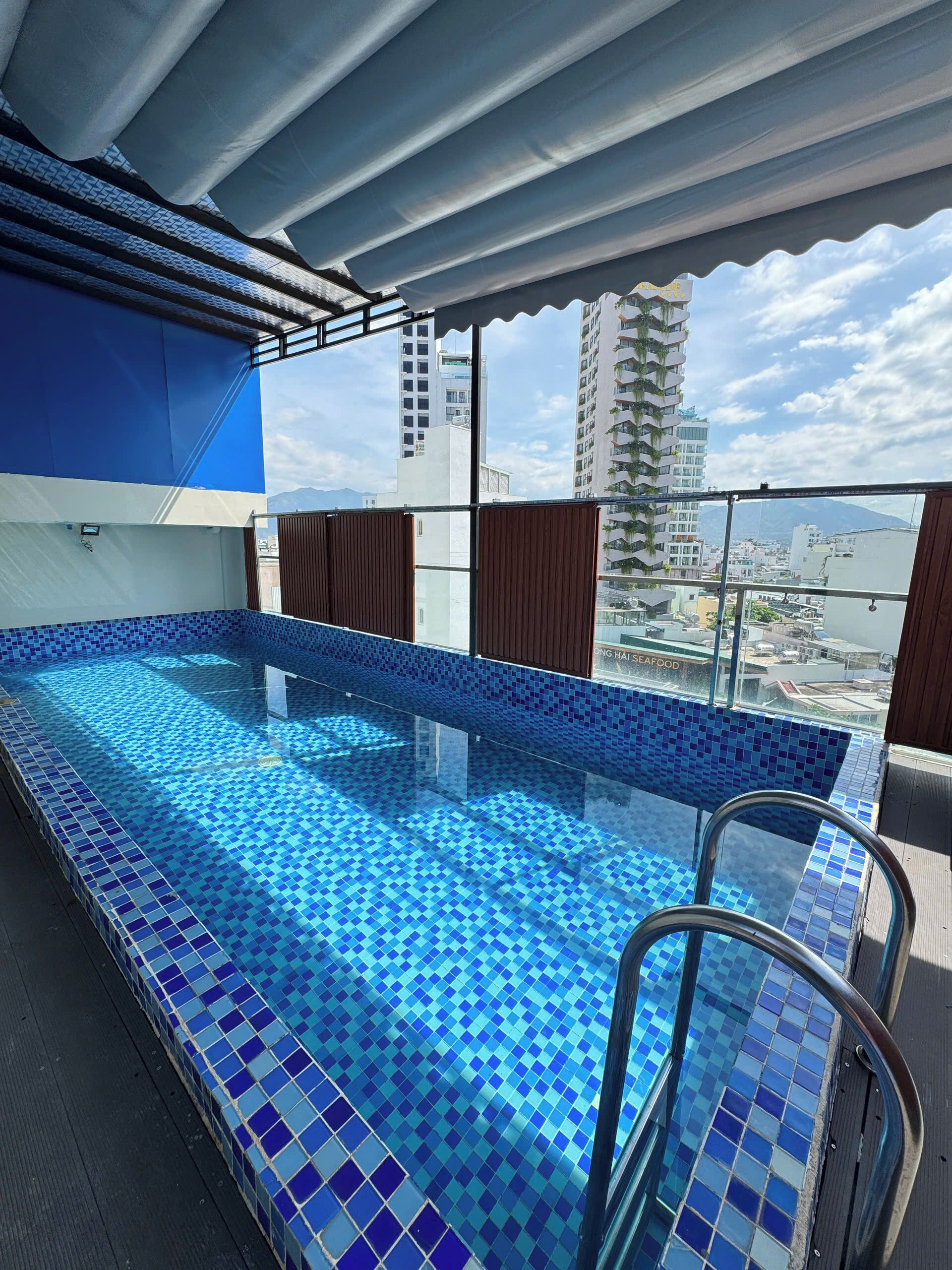 Una piscina al aire libre, tumbonas