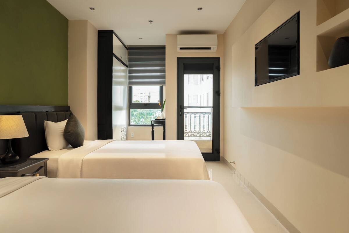 Phòng đôi hoặc 2 giường đơn Deluxe, ban công | Bộ đồ giường cao cấp, nệm cao su hoạt tính (memory foam) 