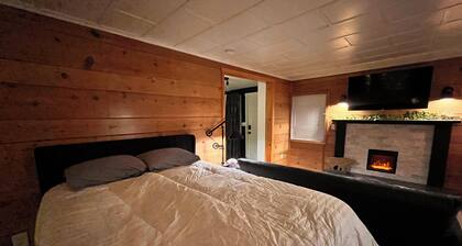 Peaceful 1-bedroom cabin with cozy charm in Seattle, Full Kitchen, no clean fee!