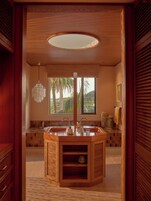 Suite de lujo, vistas al mar | Baño | Secador de pelo, zapatillas y toallas