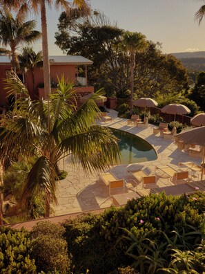 Piscina externa, guarda-sóis, espreguiçadeiras