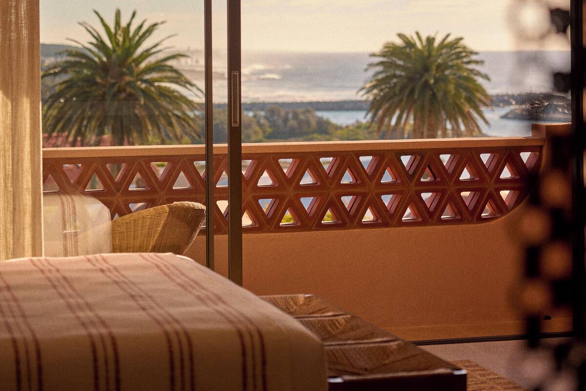 Phòng Suite Deluxe | Bộ đồ giường cao cấp, trang trí khác biệt, bàn ủi/dụng cụ ủi quần áo