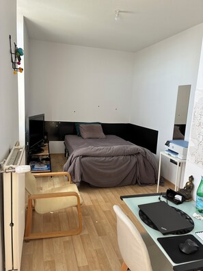 Room - Vrbo Property (Oullins-Pierre-Bénite)
