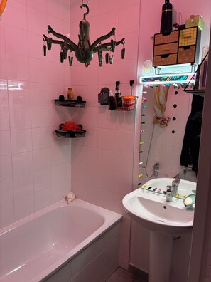 Bathroom - Vrbo Property (Oullins-Pierre-Bénite)