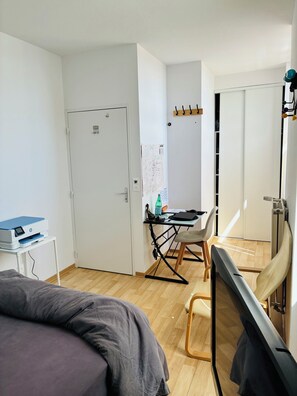 Room - Vrbo Property (Oullins-Pierre-Bénite)
