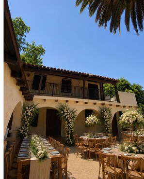 Outdoor dining - 1929 Historical Spanish Villa in charming Toluca Lake North Hollywood (Los Angeles)