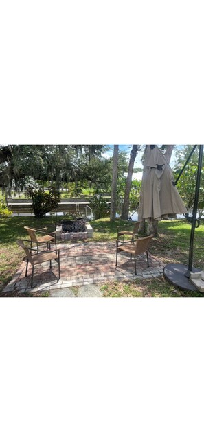 Property grounds - Charming 2-bedroom house with AC in North Fort Myers (North Fort Myers)