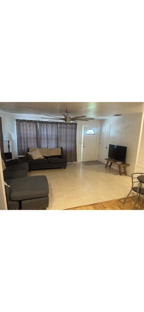 Living area - Charming 2-bedroom house with AC in North Fort Myers (North Fort Myers)
