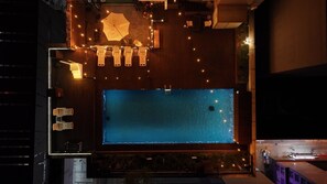 Ett poolområde på taket med solstolar och en stor pool.