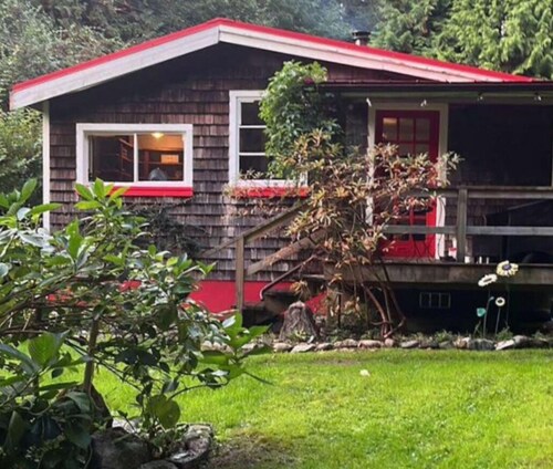 Cozy Cabin by a Creek. Pet friendly!
