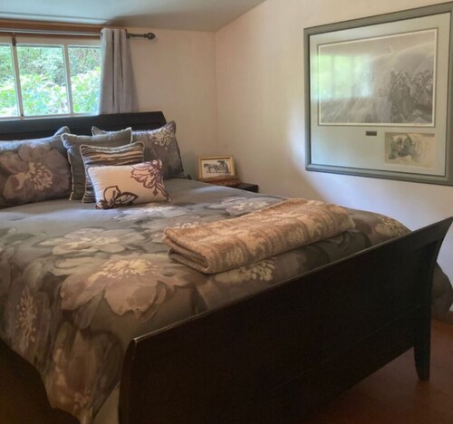 Cozy Cabin by a Creek. Pet friendly!