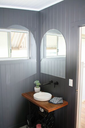 Shower, towels, soap, toilet paper - Tranquil secluded mountain chalet- perfect for relaxing! (Mount Byron)