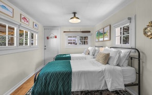 5 Schlafzimmer, Schreibtisch, Bügeleisen/Bügelbrett, Reisekinderbett