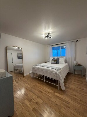 3 habitaciones, escritorio y tabla de planchar con plancha 