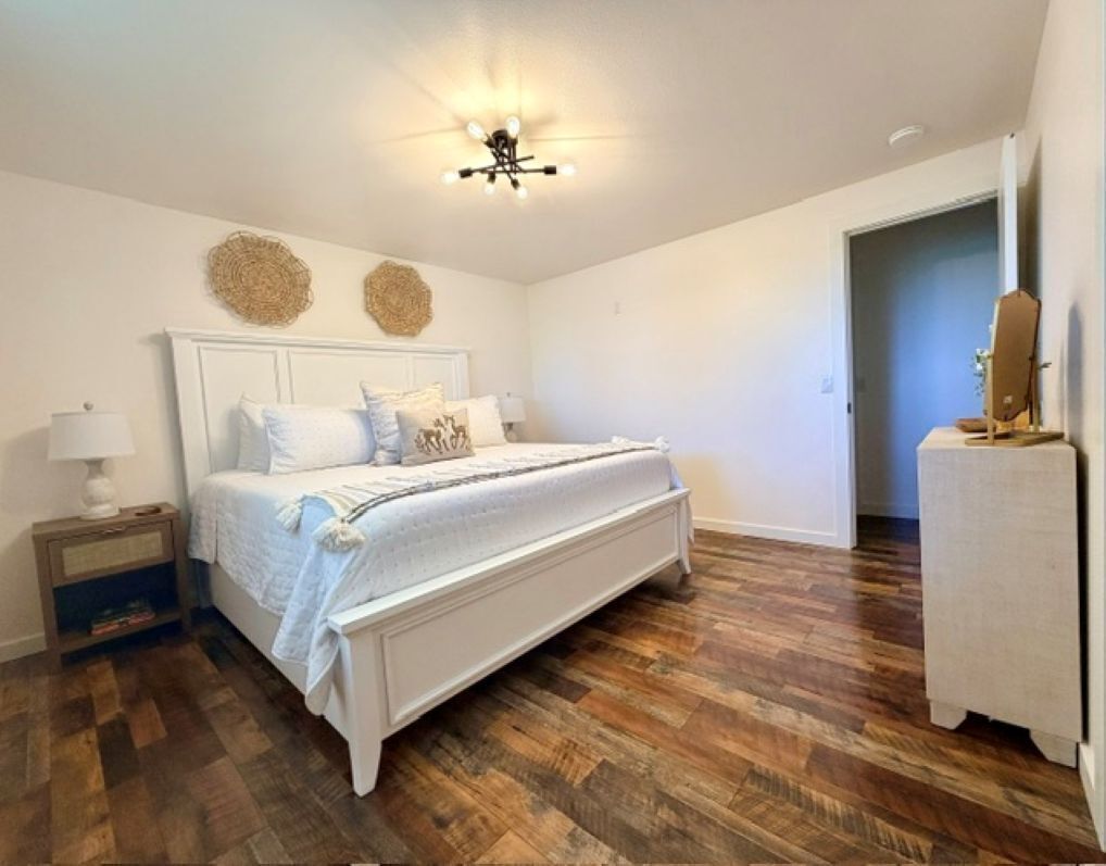 3 bedrooms, desk, iron/ironing board, travel crib