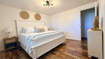 3 bedrooms, desk, iron/ironing board, travel crib