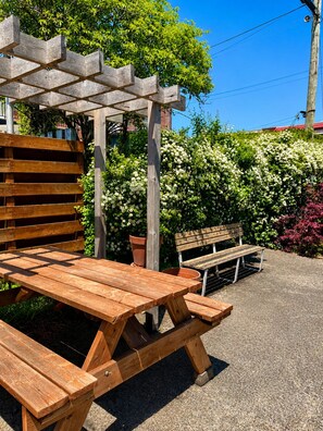 Outdoor dining - Fully Renovated Furnished 1-Bedroom+Office Apt
Appt 4 1/2 entièrement rénové (Montréal)