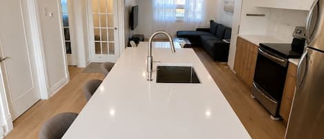 Geladeira, micro-ondas, fogão, cooktop