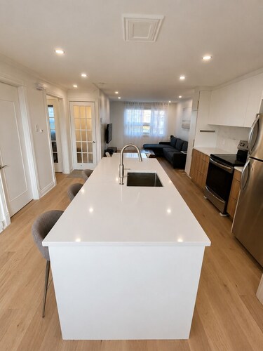 Fully Renovated Furnished 1-Bedroom+Office Apt
Appt 4 1/2 entièrement rénové