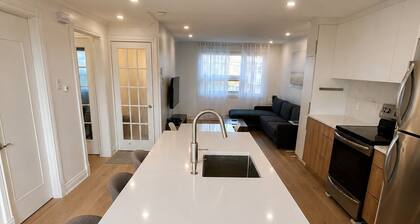 Fully Renovated Furnished 1-Bedroom+Office Apt
Appt 4 1/2 entièrement rénové