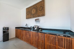 Kühlschrank, Mikrowelle, Herdplatte, Wasserkocher mit Kaffee-/Teezubehör