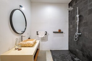 Dusche, Haartrockner, Bidet, Handtücher