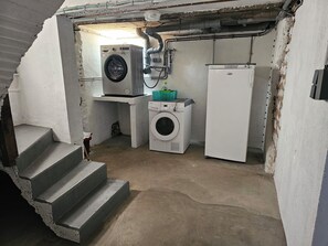 A laundry room with a washing machine, dryer, and a refrigerator. - House for 1–8 people, garden, 10 minutes from Futuroscope and downtown, French decor 1965-1970 (Poitiers)
