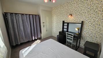 4 bedrooms, desk, iron/ironing board, free WiFi