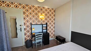 Iron/ironing board, WiFi, bed sheets
