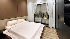 Een moderne slaapkamer met een bed, een nachtkastje, een raam met gordijnen en een donkere inloopkast.