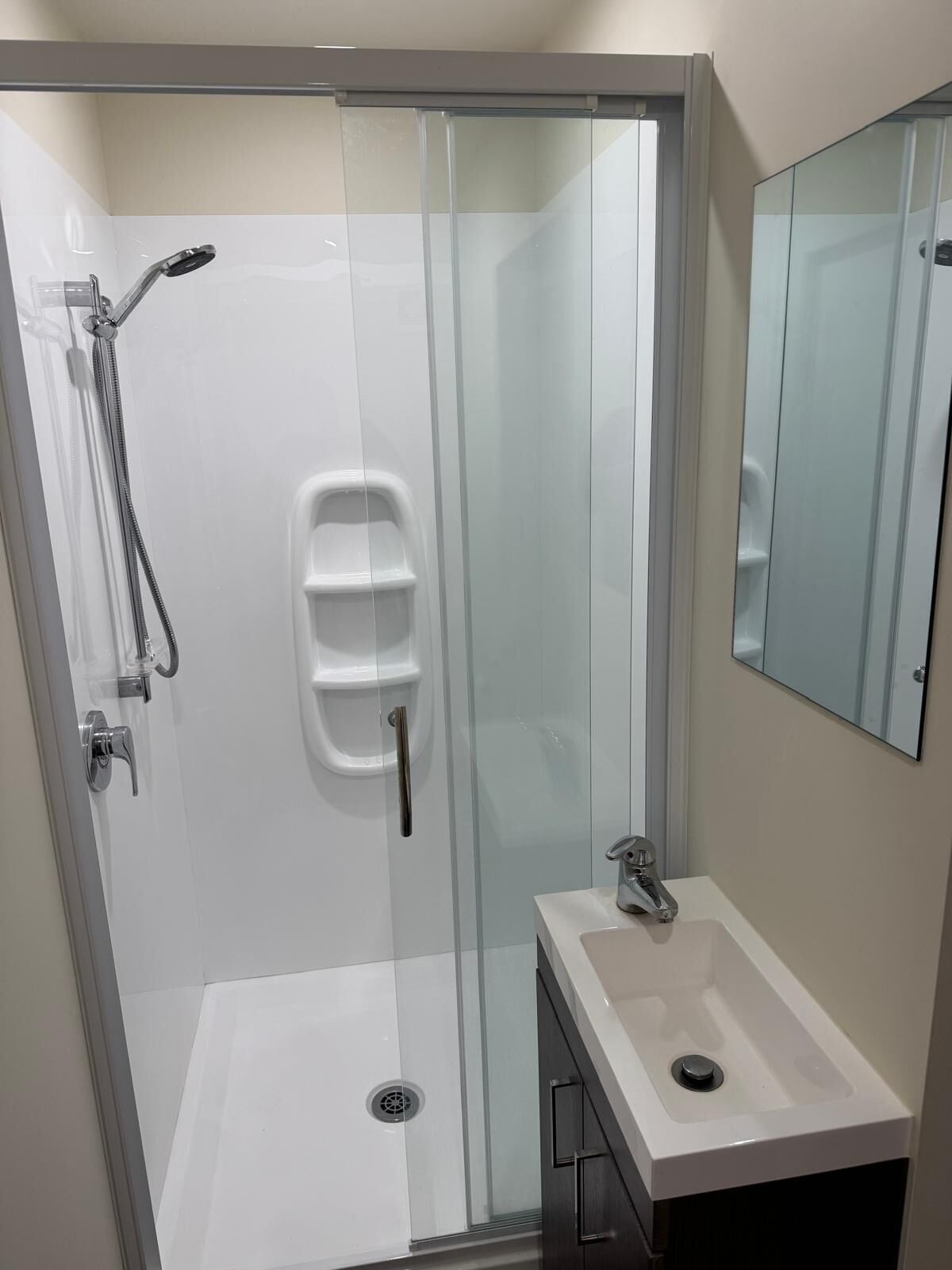 Douche, serviettes fournies, savon, papier toilette