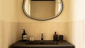 Appartement | Salle de bain | Sèche-cheveux, serviettes fournies, shampoing