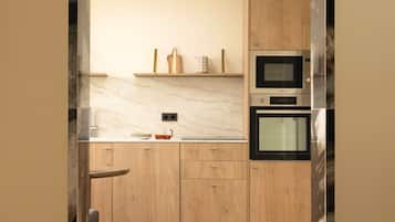 Appartement | Privékeuken | Een koelkast, een magnetron, een oven, een kookplaat