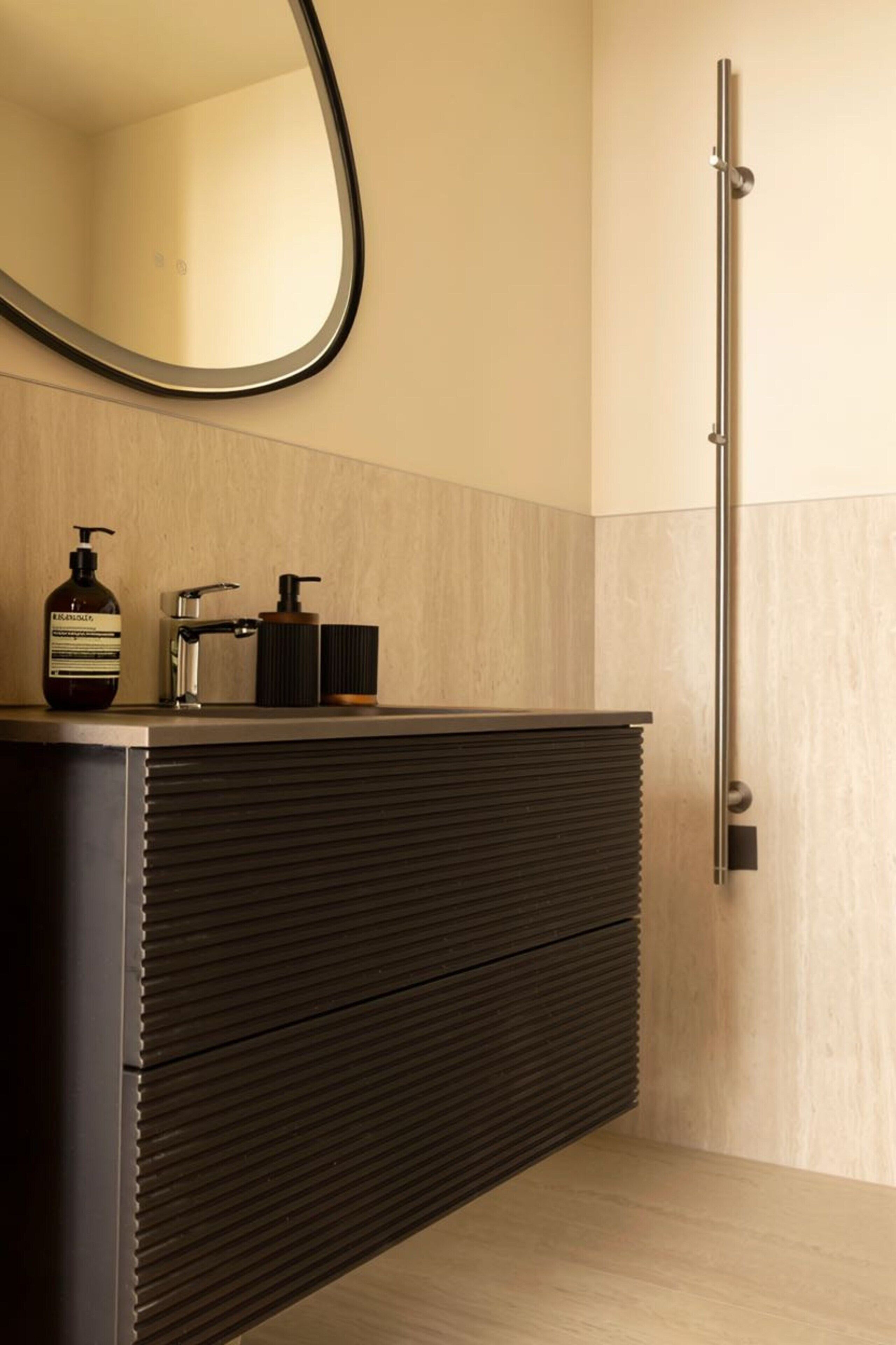 Apartment | Bathroom | Hair dryer, towels, shampoo