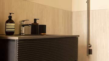 Apartment | Bathroom | Hair dryer, towels, shampoo