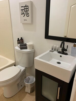 Hair dryer, towels, soap, shampoo - Spacious 2BR Near Cedars-Sinai, Beverly Hills & The Grove (Beverly Hills)
