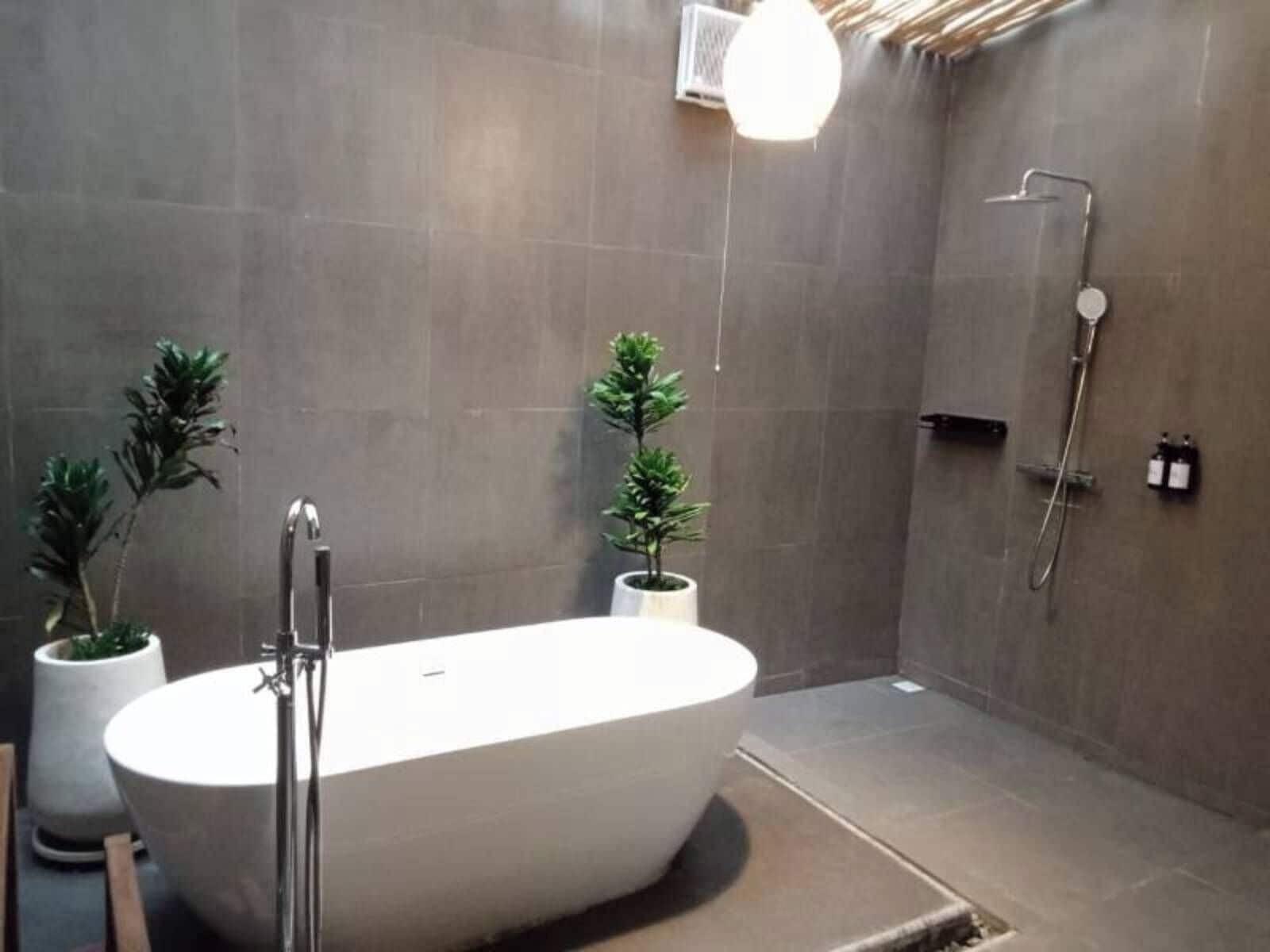 Chambre Double Deluxe, balcon, vue jardin | Salle de bain | Serviettes fournies, savon, shampoing, papier toilette