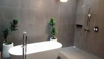 Chambre Double Deluxe, balcon, vue jardin | Salle de bain | Serviettes fournies, savon, shampoing, papier toilette