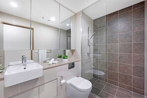Dusche, Haartrockner, Handtücher, Seife