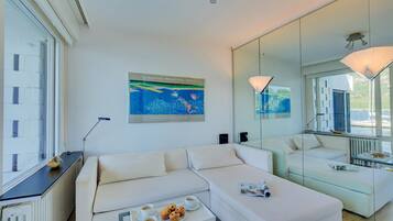 Maison Lune de Miel, 1 chambre, balcon, en bord de lac (Bellariva On The Lake with View) | Coin séjour