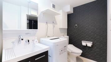 Combined shower/bathtub, free toiletries, hair dryer, slippers
